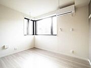 2階の洋室です。エアコン備え付けです。
