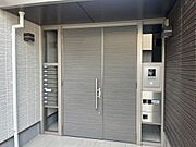 オートロックあり。不在時にも安心の宅配ボックス付き