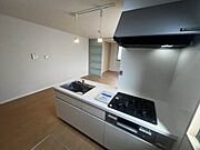 料理をしながら、洗い物をしながら、会話が弾む対面キッチン。家族のコミュニケーションが広がります。