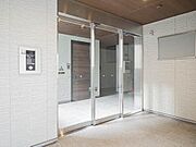 共用玄関はオートロック・自動ドアがあります。
