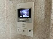 【インターホン】モニター付きインターホンなので、開ける前に来訪者をチェックできます