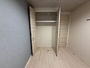 洋室にある収納スペース。荷物の多い方に心強い味方です。