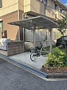 屋根付き駐輪場でござます。