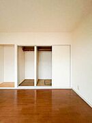 奥行きもある収納ですので、ご家族の荷物もスッキリ収納出来そうですね。