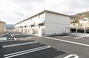 【外観】建物敷地内に駐車場があります。
