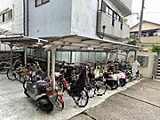 屋根付きの駐輪場。
