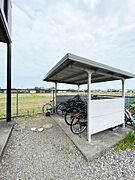 屋根付き駐輪場あります。