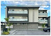 【外観】3階建てのマンションです。建物敷地内に駐車場があります。