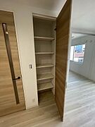 可動棚の付いたリビング収納です。