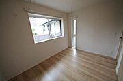 5．5帖の洋室には室内物干しがついております