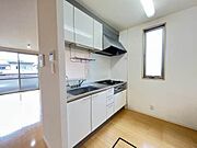 ★カウンター越しに会話が弾む対面式キッチン