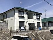 建物目の前に駐車場があります。