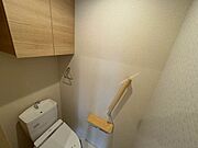トイレにも収納スペースがございます