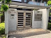 【エントランス】エントランスはオートロック採用。防犯面にも配慮してます。