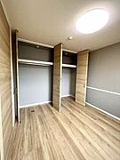 一面広々収納を実現！夏用から冬用までしっかりと収納可能です！
