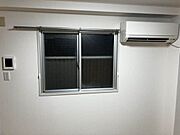 エアコンが設置されていて窓も2面あり、開放的です。
