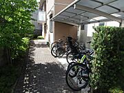 屋根付きの駐輪場がございます。
