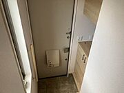 手すりがあり、ゆとりのある空間で靴の脱ぎ履きが楽ちんです。