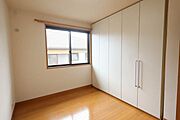 腰窓からは明るい光が差し込みます。