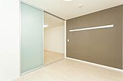 ハンガーフック採用の洋室です。