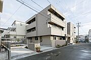 屋根には太陽光発電が搭載されております。各ご入居者様がご利用頂ける仕様「Ｚ・Ｅ・Ｈ（ゼロ・エネルギー・ハウス）」となっております。