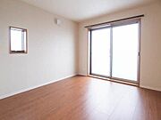 二面採光の洋室です。