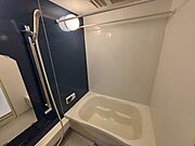 アクセントパネルがオシャレな浴室。浴室乾燥機と追い焚き給湯があります。