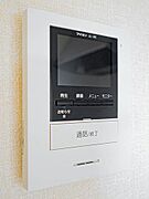モニターで来訪者を確認することができます。