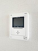 室内から来訪者を確認することができます。