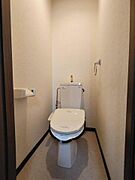 【トイレ】浴室とは別れているトイレです。「バス・トイレ別」が人気物件の条件ですが、こちらの物件もしっかり対応しております！