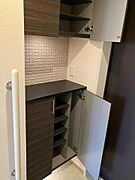 【玄関】上部に吊戸棚もあり靴の収納に便利。飾り棚にはお花や家族の写真も飾れます。