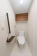 温水洗浄便座付きトイレです。トイレには手すりと物入れがあります。