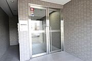エントランスはオートロックです。