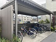 屋根付き駐輪場あります。
