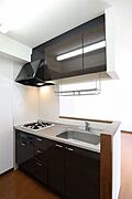 カウンターで食事をする事も、テーブルをくつけてでもご利用いただけます。マイカフェ仕様で利用下さいませ。