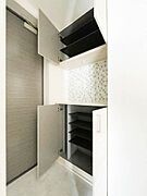 玄関にはシューズボックスがございます。