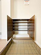 備え付けのシューズボックスがございます。