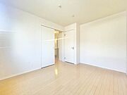 【洋室】書斎や趣味の部屋、もちろん大きな収納部屋としても、使い方いろいろ、暮らし方が広がる空間です。