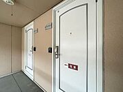 玄関エリアとその外観