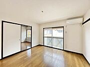 明るいお部屋です。床はフローリング、壁には便利なレールフックもあります。夏も冬も快適なエアコン付き。