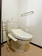 洗浄機能付きトイレ。バスとトイレはセパレイトです。