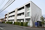 南向きです。高級感のある外観です