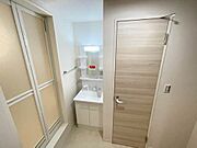 この写真は別物件の写真です。このプランと同じ施工を予定してます。室内は白色ではなくこげ茶色を予定しております。