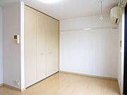 エアコン・収納付きの洋室です。