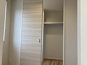 収納にも書斎にもご利用頂けるスペースです☆