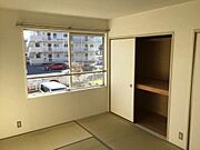 大きい荷物もスッキリと入る奥行のある物入れで、畳のキズも防げます♪