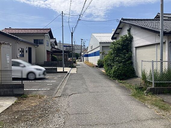 北東側前面道路