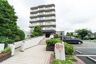 外観:【現地外観写真】JR桜井線/和歌山線「高田」駅まで徒歩10分の立地。地下1階付き地上6階建マンション、2階部分の住戸です。 外観:【現地外観写真】JR桜井線/和歌山線「高田」駅まで徒歩10分の立地。地下1階付き地上6階建マンション、2階部分の住戸です。