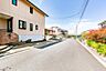 その他：【前面道路含む現地写真】小学校まで徒歩10分、中学校まで徒歩6分です。第一種低層住居専用地域内に位置しています。