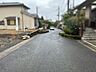 その他：【前面道路含む現地写真】前面道路は、アスファルトで舗装されています。
